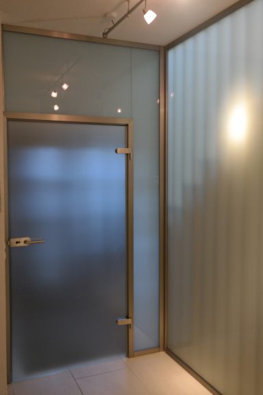 Glaswand mit Tür